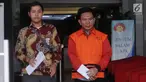 Sekretaris Dinas PUPR Kabupaten Mesuji Wawan Suhendra (kanan) usai menjalani pemeriksaan di Gedung KPK, Jakarta, Kamis (18/4). Wawan diperiksa sebagai tersangka terkait dugaan fee suap proyek infrastruktur di Kabupaten Mesuji. (merdeka.com/Dwi Narwoko)