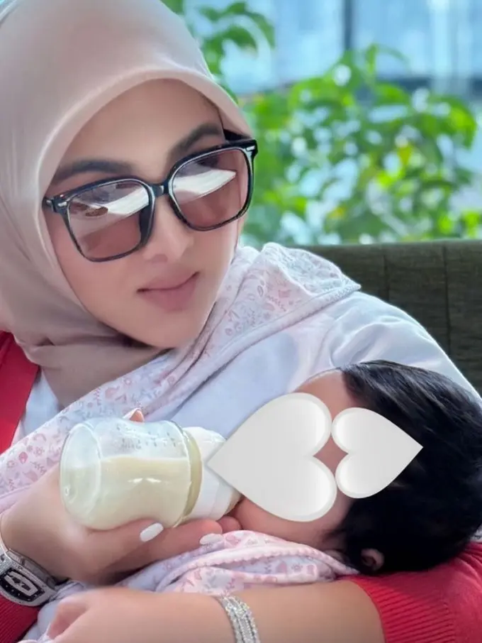 Syahrini Pasca Melahirkan 3 Bulan Bentuk Tubuh Kembali Normal