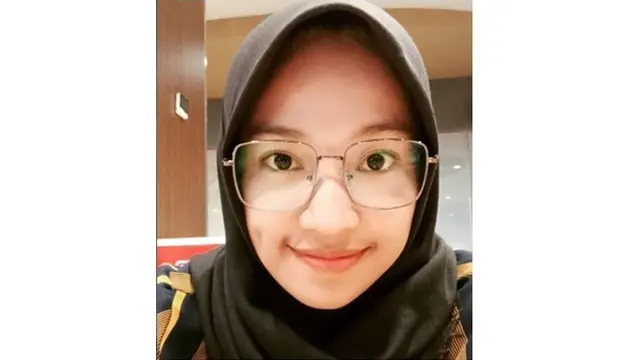 Bantah Isu Meninggalkan, Ini 6 Potret Thari Eka Mantan Istri Dory Harsa