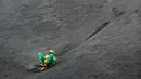 Keseruan wisatawan bermain sandboarding atau berseluncur pasir menuruni gunung berapi Cerro Negro di Leon, Nikaragua, 24 September 2016. Gunung Cerro Negro salah satu gunung api yang masih aktif di Nikaragua. (INTI Ocon/AFP)