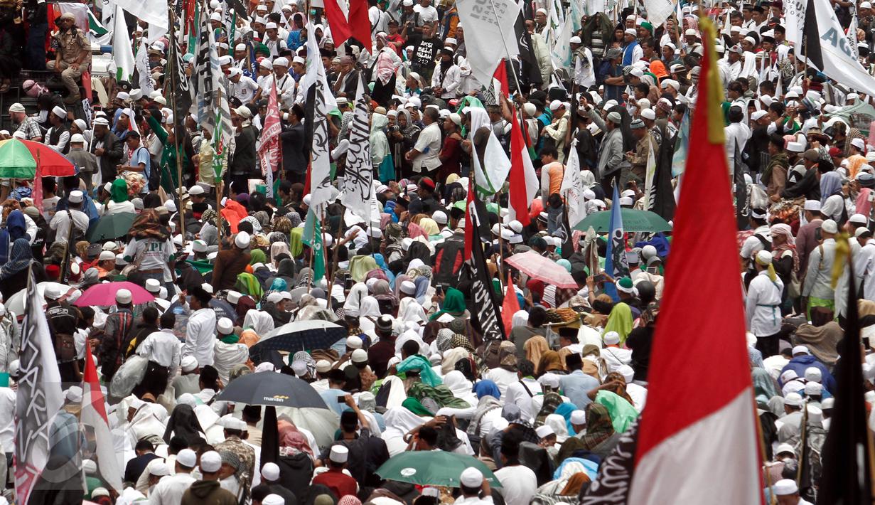 Ribuan massa yang tergabung dalam Forum Umat Islam (FUI) melakukan aksi damai 212 jilid 2 di depan Gedung Dewan Perwakilan Rakyat, Senayan, Jakarta, Selasa (21/2). (Liputan6.com/JohanTallo)