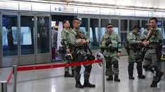 Polisi anti huru-hara berjaga di stasiun pusat ekspres bandara di pusat kota Hong Kong, Sabtu (7/9/2019). Kepolisian Hong Kong membatasi layanan transportasi bandara dan stasiun kereta pada Sabtu, 7 September 2019 menyusul rencana adanya unjuk rasa besar-besaran. (AP Photo/Vincent Yu)