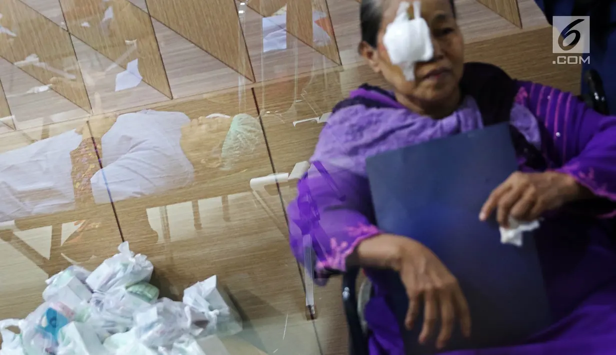 Warga usai menjalani operasi mata katarak gratis pada bakti sosial di Kanwil DJP Wajib Pajak Besar, Jakarta, Sabtu (28/10). Kegiatan ini dilaksanakan dalam rangka memperingati Hari Oeang ke-71 yang jatuh setiap 30 Oktober. (Liputan6.com/Immanuel Antonius)