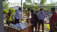 Pengecekan STRP terhadap penumpang KRL di Stasiun Tangerang, Senin (12/7/2021).  (Liputan6.com/ Pramita Tristiawati)