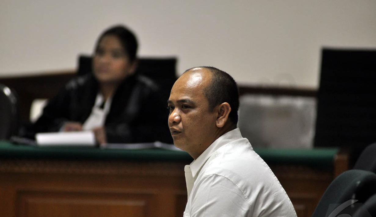 Gulat Medali Emas Manurung menjadi terdakwa dalam perkara suap Gubernur Riau nonaktif Annas Maamun, Jakarta, Senin (15/12/2014). (Liputan6.com/Miftahul Hayat)