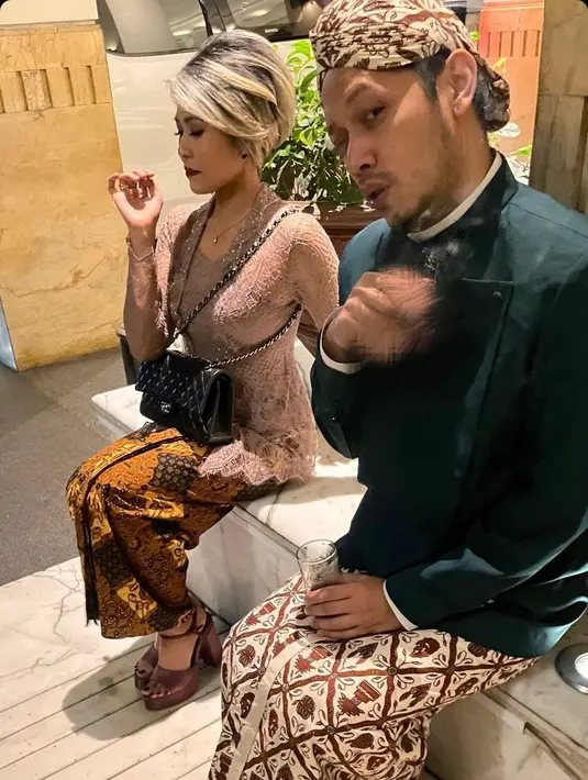 Sementara itu, Widi mengenakan beskap hitam dipadukan kain coklat putih sebagai bawahan serasi dengan blangkonnya. [@sarahdeshita]