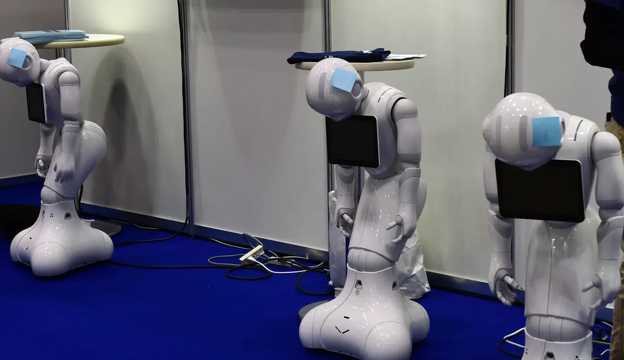 Perusahaan Telekomunikasi Jepang membuat robot humanoid bernama "Lada" saat dipamerkan pada pameran Robot Internasional di Tokyo, Jepang,  (2/12). 450 perusahaan dan organisasi pembuat robot akan memamerkan karyanya disini. (AFP PHOTO/Yoshikazu Tsuno)