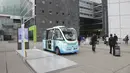 Bus listrik tanpa sopir terparkir di distrik bisnis La Defense, Paris, Prancis, Senin (3/7). Bus listrik tersebut mampu mengangkut penumpang sebanyak 15 orang.  (AFP Photo/Jacques Demarthon)