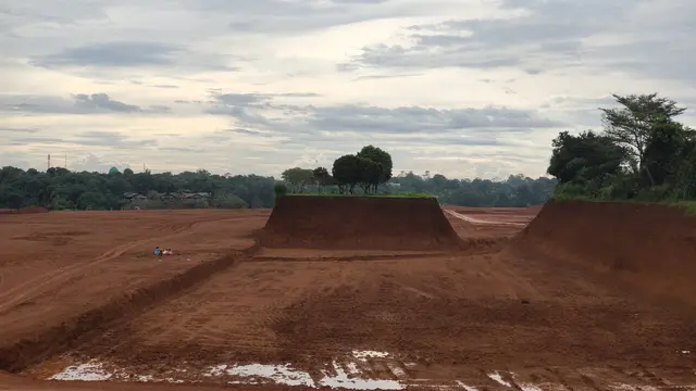 Sejumlah makam dan petilasan berdiri ditengah penggusuran yang akan dijadikan perumahan di Kecamatan Bojongsari, Kota Depok