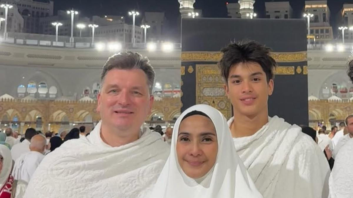 8 Potret Tampilan Maudy Koesnaedi Umrah Bersama Suami Bule di Penghujung Tahun 2024, Putra Semata Wayangnya Curi Perhatian