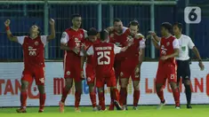 Para pemain Persija Jakarta merayakan gol yang dicetak oleh Marc Klok ke gawang Bhayangkara Solo FC pada laga Piala Menpora 2021 di Stadion Kanjuruhan, Malang, Rabu (31/3/2021). Persija menang 2-1. (Bola.com/M Iqbal Ichsan)