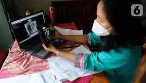 Petugas mengecek hasil ronsen mobile  X-Ray Artificial Intelligence saat kegiatan skrining penyakit tuberkulosis (TBC) di Kantor Kecamatan Cipayung, Depok, Jawa Barat, Rabu (4/1/2023). Penyakit tuberkulosis (TBC) di Indonesia menempati peringkat ketiga setelah India dan Cina dengan jumlah kasus 824 ribu dan kematian 93 ribu per tahun atau setara dengan 11 kematian per jam. (merdeka.com/Arie Basuki)