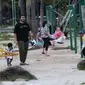 Pengunjung bersama anak-anak menikmati suasana pantai di Taman Impian Jaya Ancol, Jakarta, Kamis (29/10/2020). Libur panjang di masa pemberlakuan PSBB transisi Jakarta dimanfaatkan warga untuk mengunjungi lokasi-lokasi wiisata. (Liputan6.com/Helmi Fithriansyah)