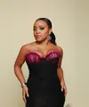 Quinta Brunson dengan gaya rambut low ponytail. Low ponytail yang sleek dan tampak mengalir membuat rambutnya terlihat panjang dengan keriting yang glamor. Foto: Instagram.