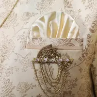 Ilustrasi Kalung Emas Panjang untuk Perempuan Berhijab (credit: Vetrivel Viswanathar/Unsplash)