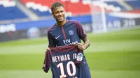 1. Neymar Jr – Diboyong PSG dari Barcelona dengan harga 222 juta euro menjadikan pria asal Brasil ini pemain termahal di dunia. Kelihaiannya dalam mengolah si kulit bundar membuat Les Parisiens tak ragu membajaknya ke Paris. (AFP/Lionel Bonaventure)