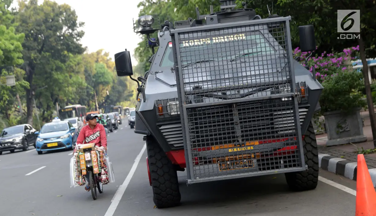 Kendaraan taktis disiagakan di Jalan Medan Merdeka Barat sekitar Gedung Mahkamah Konstitusi (MK), Jakarta, Selasa (25/6/2019). Jelang sidang pembacaan putusan akan digelar pada Kamis (27/6), sekitar 47.000 personel gabungan akan disiagakan di Ibu Kota DKI Jakarta. (Liputan6.com/Helmi Fithriansyah)