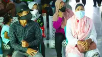 Masyarakat di Kecamatan Bunut, Kabupaten Pelalawan, mengantri untuk mendapatkan vaksin Covid-19. (Liputan6.com/M Syukur)