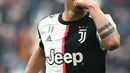 Pemain Juventus Paulo Dybala melakukan selebrasi usai mencetak gol ke gawang Brescia pada pertandingan Serie A di Turin, Italia, 16 Februari 2020. Sebelumnya, Dybala menyangkal dirinya telah terjangkit virus corona COVID-19. (Isabella BONOTTO/AFP)
