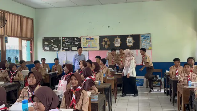 Wakil Presiden (Wapres) RI Gibran Rakabuming Raka meninjau kegiatan uji coba Makan Bergizi Gratis (MBG) di SMPN 270 Kelapa Gading, Jakarta Utara, Rabu (23/10/2024) (Liputan6.com/Winda Nelfira)