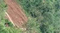Dalam kejadian longsor susulan di lokasi Desa Banara, Ponorogo itu, tiga ekskavator lainnya terseret arus longsoran. (dok. BNPB)