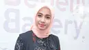 Aktris Laudya Cynthia Bella berpose usai kunjungan ke toko rotinya di kawasan Depok, Jawa Barat, Senin (30/10). Laudya Cynthia Bella mengunjungi bisnis toko rotinya dalam acara "Temu Manis dengan Teh Bella". (Liputan6.com/Herman Zakharia)