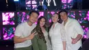 Kebersamaan Chelsea-Rob Clinton bersama Jessica Mila dan Yakup Hasibuan yang gelar resepsi di Bali. Di foto ini, keduanya kompak tampil dengan busana all white. [Foto: IG/robclintonkardinal].