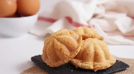 Nikmati kelezatan bolu kering tradisional dengan berbagai varian rasa yang menggugah selera. Camilan sempurna untuk menemani waktu santai Anda