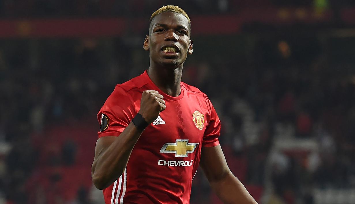 Paul Pogba. Gelandang asal Prancis berusia 29 tahun ini didatangkan Manchester United dari Juventus pada awal musim 2016/2017 dengan nilai transfer mencapai 105 juta euro atau setara Rp1,6 triliun. Juventus sendiri mendatangkan Paul Pogba dari tim U-21 Manchester United pada awal musim 2012/2013 dengan status bebas transfer. Akhir musim 2021/2022 Paul Pogba tidak memperpanjang kontraknya bersama Manchester United dan pergi secara gratis. (AFP/Paul Ellis)