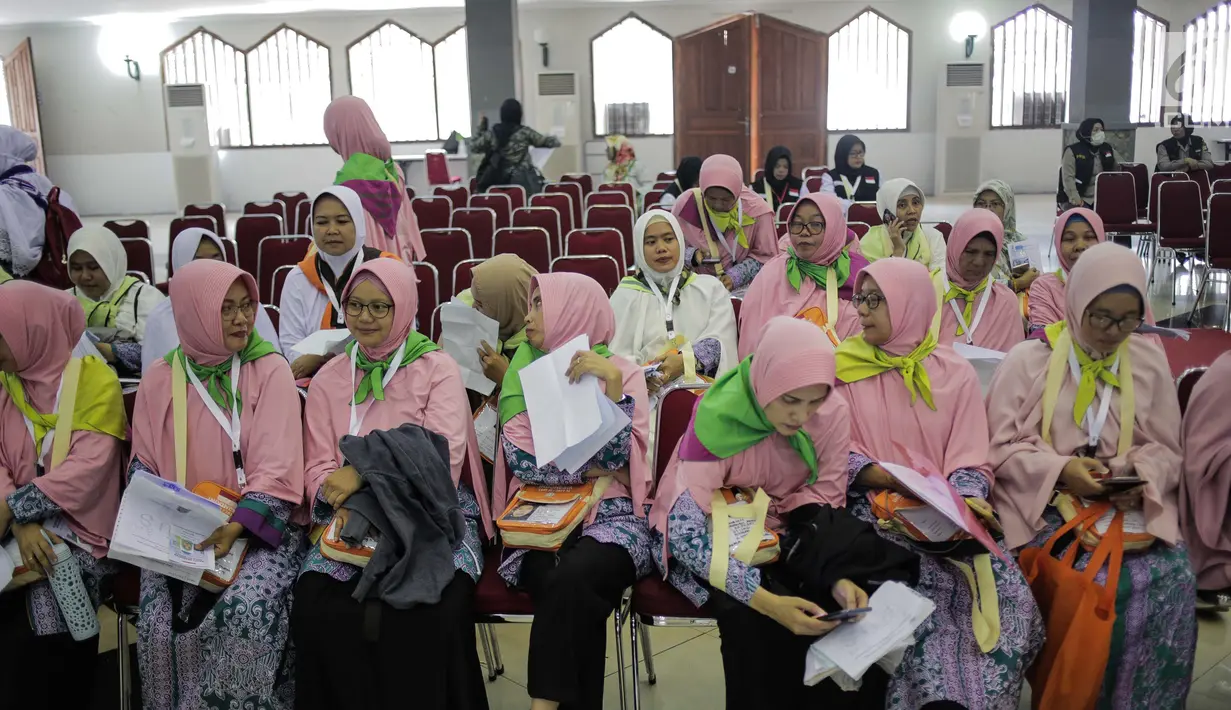 Calon jemaah haji kloter pertama mengantre saat melakukan kelengkapan administrasi di Asrama Haji, Jakarta, Sabtu (6/7/2019). Pengecekan kelengkapan administrasi berupa cek kesehatan, foto biometrik dan sidik jari untuk keperluan imigrasi di embarkasi. (Liputan6.com/Faizal Fanani)