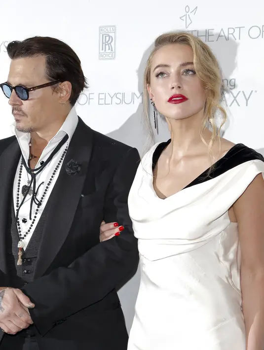 Amber Heard merasa sakit hati karena Johnny Depp tak kunjung memberikannya perhatian lebih ketika menjadi suami istri. Amber pun merasa bahwa, Johnny sudah memiliki wanita lain. (AFP/Bintang.com)