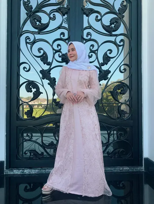 “Konsep American Style karena suka. Luarnya American Classic, dalemnya American Modern. Aku emang lebih suka rumah timeless gitu modelnya kayak gedung putih,” ungkap Prilly Latuconsina. (Instagram/prillylatuconsina96)