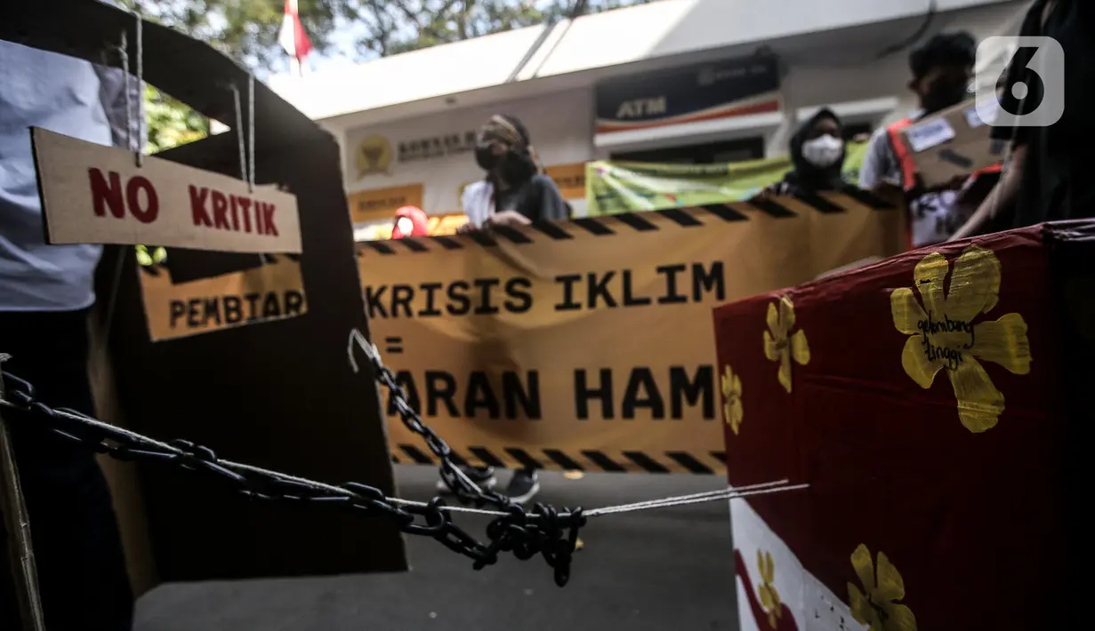Sejumlah anak muda menggelar aksi damai di luar Kantor Komnas HAM, Jakarta, Kamis (14/7/2022). Mereka meminta hak asasi akibat krisis iklim dengan mengadukan kepada Komnas HAM terkait pembiaran krisis Iklim karena sudah sangat berpengaruh pada kehidupan, ekonomi, dan kesehatan perorangan maupun kelompok akibat kenaikan suhu bumi serta cuaca ekstrem. (Liputan6.com/Faizal Fanani)