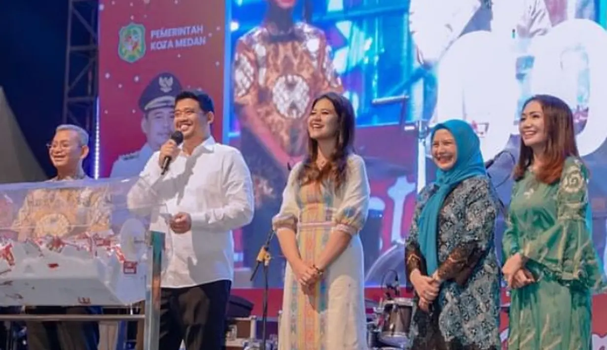 Menemani Bobby yang menjadi walikota Medan, Kahiyang selalu tampil stylish. Misalnya saja ia mengenakan dress panjang lengan 3/4 model balon dengan aksen motif nusantara [@ayanggkahiyang]