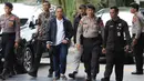 Bupati Pati, Sudewo (ketiga kiri) dikawal petugas setibanya di Gedung Merah Putih Komisi Pemberantasan Korupsi (KPK), Jakarta, Selasa (20/1/2026). Usai tertangkap tangan, Bupati Pati Sudewo digelandang ke Gedung Merah Putih Komisi Pemberantasan Korupsi (KPK), Jakarta. (merdeka.com/Arie Basuki)