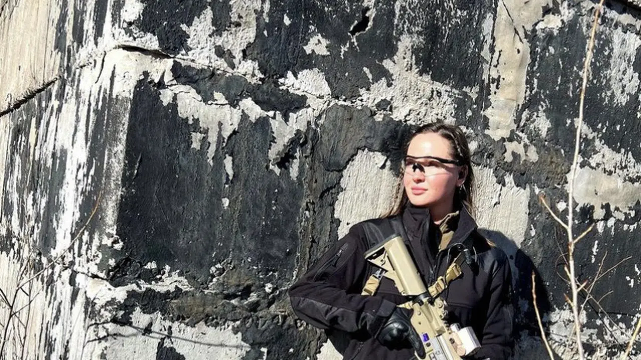 Mantan Miss Ukraina Anastasiia Lenna Ikut Lawan Rusia dan Kerap Foto dengan Senjata di Instagramnya