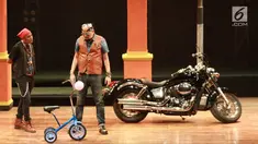 Akbar dan Cak Lontong dalam lakon Princess Pantura di program Indonesia Kita di Graha Bakti Budaya, Taman Ismail Marzuki, Jakarta, Jumat (20/4). Pentas kali ini memasuki yang ke-28. (Liputan6.com/HO/Kayan Production/Anggoro Tri Wicaksono)