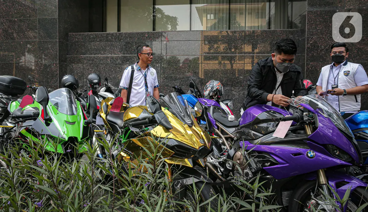 Polisi memberi label pada motor gede milik tersangka Quotex, Doni Salmanan di halaman Bareskrim Polri, Jakarta, Senin (14/3/2022). Bareskrim Polri menetapkan Doni Salmanan sebagai tersangka kasus dugaan penipuan hingga tindak pidana pencucian uang (TPPU) platform Quotex. (Liputan6.com/Faizal Fanani)