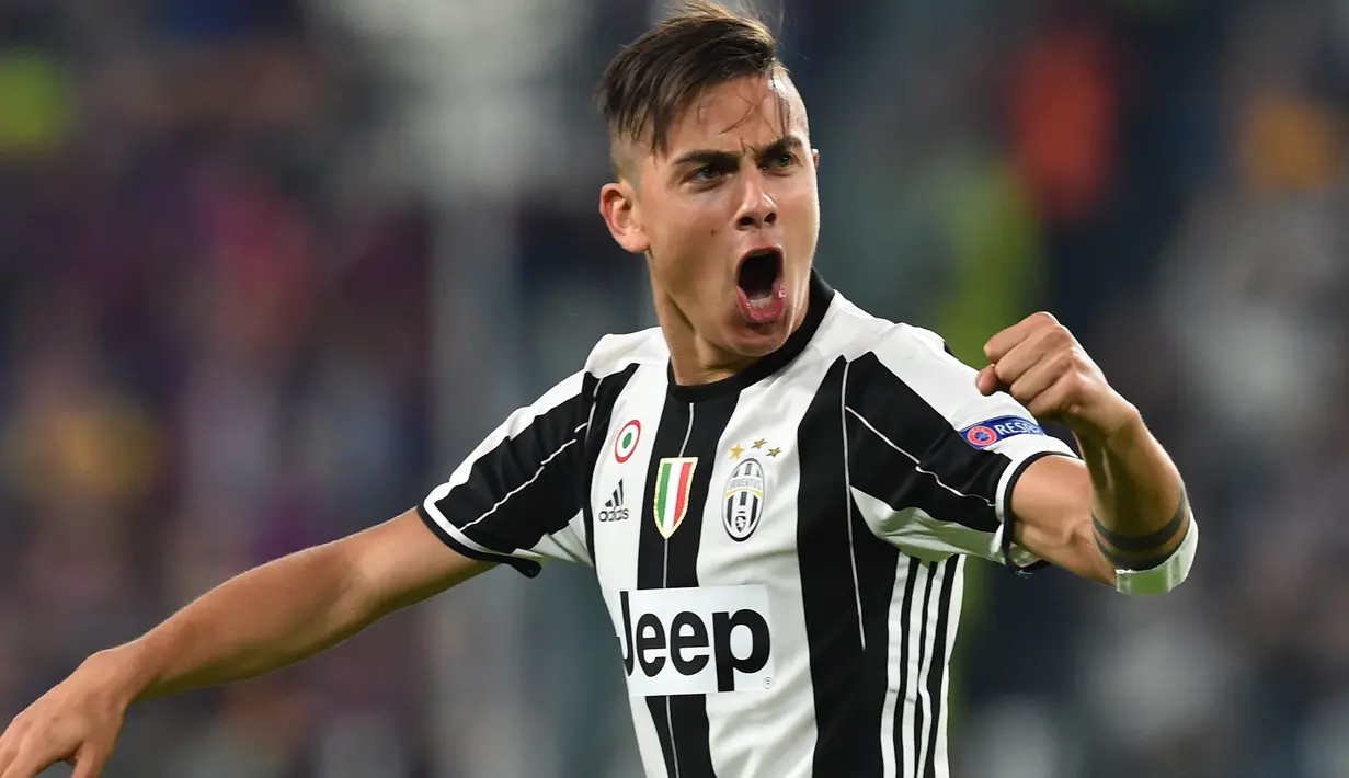 Penyerang Juventus, Paulo Dybala berselebrasi setelah mencetak gol saat perempat final leg pertama Liga Champions antara Juventus vs Barcelona di Juventus Stadium, Italia, Rabu (12/4). Juve cukur Barca 3-0. (AFP PHOTO / GIUSEPPE)