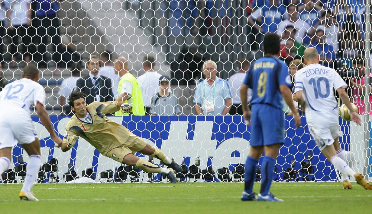 Zinedine Zidane. Eks gelandang serang Prancis yang pensiun pada Juli 2006 ini menjadi pemain ketiga yang melakukan eksekusi penalti dengan gaya Panenka di Piala Dunia. Momen itu terjadi saat Prancis kalah melalui adu penalti 3-5 (1-1) dari Italia pada partai final Piala Dunia 2006 (9/7/2006) di Jerman. Gol penalti Panenka Zinedine Zidane dicetak pada menit ke-7 yang membuat Prancis unggul terlebih dahulu 1-0, yang akhirnya mampu disamakan 1-1 oleh Italia lewat gol Marco Materazzi pada menit ke-19. (AFP/Nicolas Asfouri)