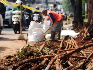 Pekerja melakukan pengerjaan peningkatan dan pelebaran jalan serta saluran di Jalan TB Simatupang Jakarta, Kamis (1/9). Tampak, kesemrawutan instalasi kabel jaringan bawah tanah di ruang utilitas Jalan TB Simatupang. (Liputan6.com/Helmi Fithriansyah)