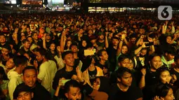 Penonton menyaksikan penampilan Souljah saat Jakarta Fair atau yang lebih dikenal dengan Pekan Raya Jakarta (PRJ) 2022 di Arena Jakarta International Expo, Kemayoran, Jakarta Pusat, Selasa (21/6/2022). Souljah adalah band musik reggae dan ska Jamaika yang berdiri sejak tahun 1998 dengan nama awal Arigato. (Liputan6.com/Herman Zakharia)