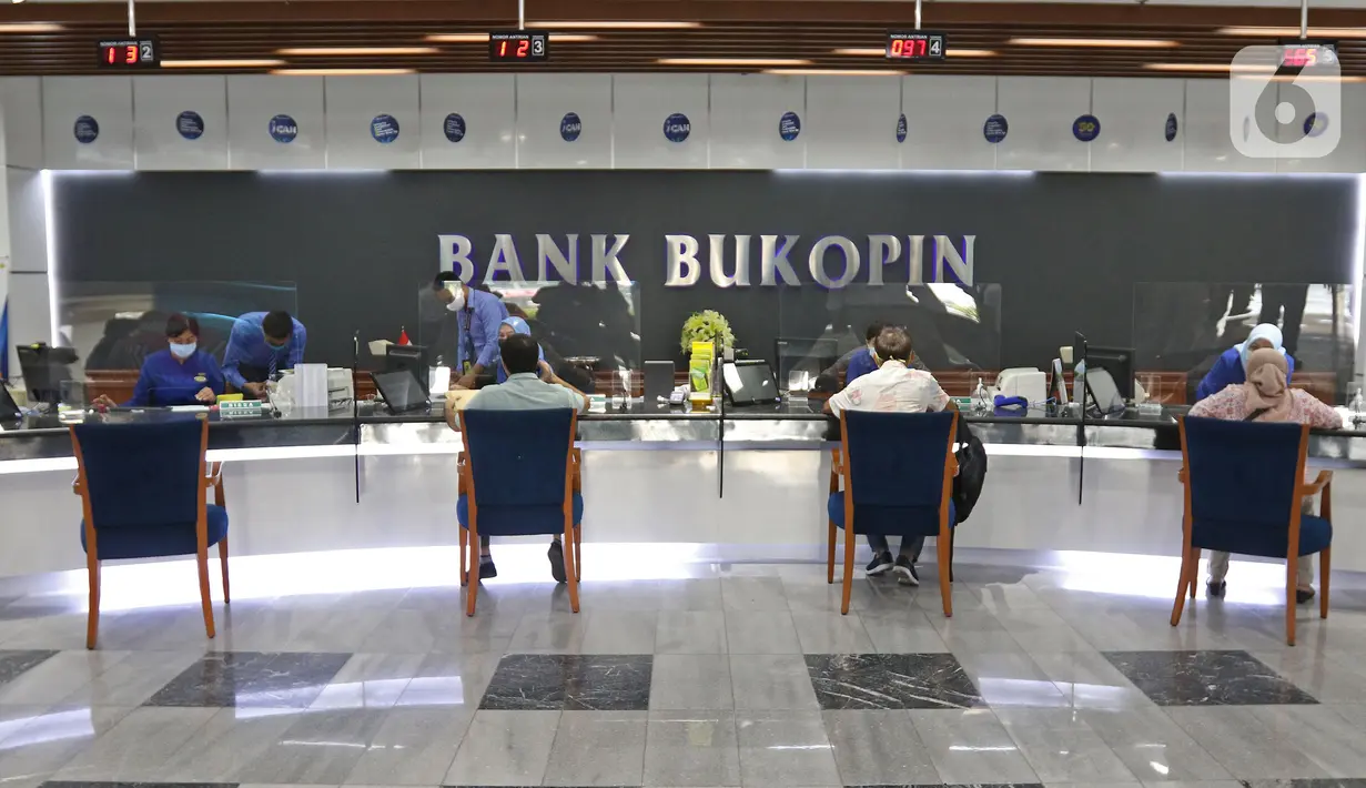 Suasana pelayanan nasabah di kantor pusat Bank Bukopin, Jakarta, Selasa (1/7/2020). PUT V akan digelar melalui penerbitan saham baru dengan memberikan penawaran Hak Memesan Efek Terbatas Terlebih Dahulu (HMETD) alias rights issue kepada pemegang saham. (Liputan6.com/Herman Zakharia)