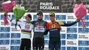 Pembalap Alpecin-Deceuninck, Mathieu van der Poel berfoto bersama di atas podium dengan pembalap UAE Team Emirate, Tadej Pogacar (kiri) dan Lidl-Trek, Mads Pedersen setelah memenangkan Paris Roubaix 2025 pada Minggu (13/04/2025) waktu setempat. Van der Poel menyelesaikan balapan yang menempuh jarak 259,2 km antara Compiegne hingga Roubaix, Prancis dengan catatan waktu 5 jam 27 menit 27 detik. (AFP/Jeff Pachoud)