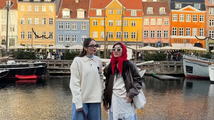 Gaya Kompak Duo Bestie Enzy Storia & Febby Rastanty Saat Liburan di Denmark, Cozy tapi Tetap Fashion-Forward