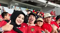 Potret Atta Halilintar, Aurel Hermansyah, dan Raul Lemos saat menonton laga Timnas Indonesia vs. Argentina. (Foto: https://www.instagram.com/attahalilintar/)