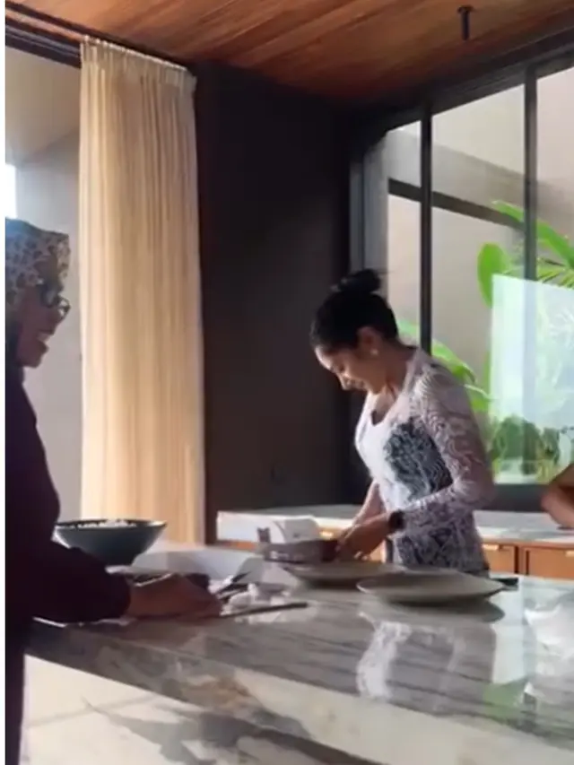 6 Potret Upacara Melaspas Vila Baru Fanny Ghassani di Bali, Intip Area Luarnya