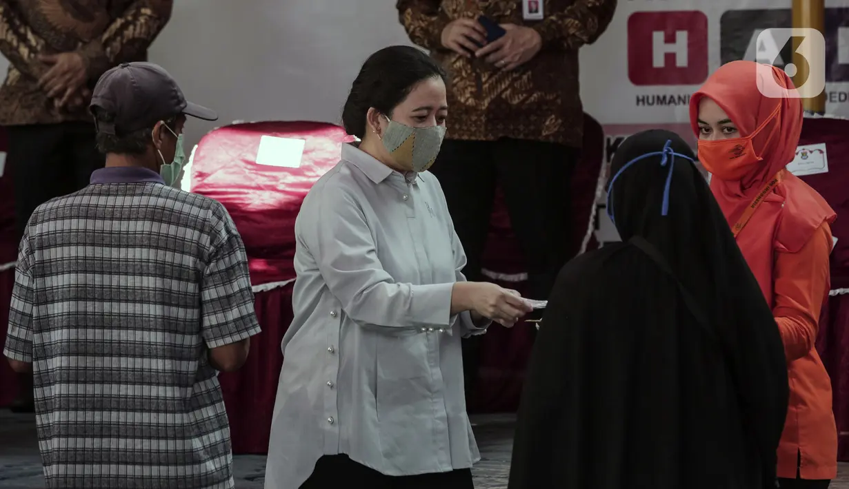 Ketua DPR RI Puan Maharani menyerahkan langsung Bantuan Sosial Tunai (BST) kepada warga di Desa Cikande, Kecamatan Jayanti, Kabupaten Tangerang, Selasa (23/6/2020). Bantuan tersebut diharapkan mampu dimanfaatkan untuk membeli kebutuhan mendesak. (Liputan6.com/Johan Tallo)