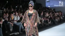 Menteri KKP, Susi Pudjiastuti memperagakan busana rancangan Anne Avantie pada Jakarta Fashion Week 2019 di Senayan City, Selasa (23/10). Anne menampilkan busana yang terinspirasi dari bencana gempa di Lombok, Palu dan Donggala (Liputan6.com/Faizal Fanani)