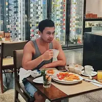 Raditya Dika pamer otot [foto: instagram/raditya_dika]